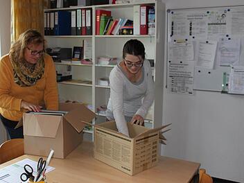 Teamleiterin Margit Geiger und Krankenschwester Martina Ugo bereiten sich auf den Umzug der Oerlenbacher Sozialstation vor. Fotos: Thomas Mäuser