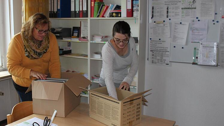 Teamleiterin Margit Geiger und Krankenschwester Martina Ugo bereiten sich auf den Umzug der Oerlenbacher Sozialstation vor. Fotos: Thomas Mäuser