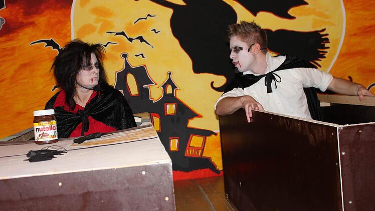 Süßes statt saures: Vampirella (Susanne Porzelt) und Draculi (Mario Wirsing) hegen auch als Vampire ganz menschliche Bedürfnisse. Foto: Birgit Will