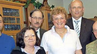 Der neue Vorstand der Europaunion (von links): Ronald Kaiser, Regina Taubert, Peter Schmauser, Monika Hohlmeier, Ehrengast IHK-Präsident Heribert Trunk, Bezirksvorsitzender Rainer Taubert.  Foto: Andreas Welz