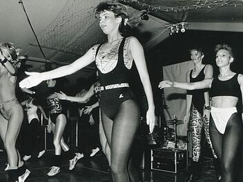 Schlossplatzfest, 1986: Die damalige "Prinzengarde" der Narrhalla um Trainerin Ramona Scholz zeigt eine Aerobic-Show. Foto: CT-Archiv