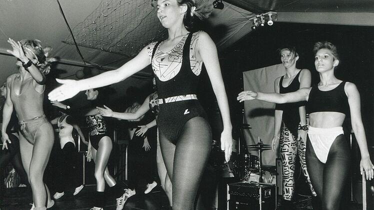 Schlossplatzfest, 1986: Die damalige "Prinzengarde" der Narrhalla um Trainerin Ramona Scholz zeigt eine Aerobic-Show. Foto: CT-Archiv