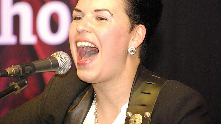 Pure Spiel- und Lebensfreude zeichneten sabho bei ihrem Konzert im Frühjahr in der Eschenbachhalle aus, wo die Sängerin, Gitarristin und Songwriterin in ihrer Heimatgemeinde auftrat.  Foto: Winfried Ehling