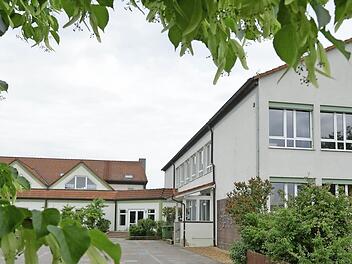 Wie andere Vorhaben auch will die Gemeinde Pettstadt den Ausbau des Horts an der Schule ohne zusätzliche Kredite stemmen.  Foto: Ronald Rinklef
