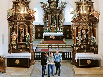 Klaus Löffelmann, Helmut Gunreben und Wolfgang Göppner "studieren" in der Anna-Kapelle die Vorbereitungschecklisten. Foto: Matthias Hoch