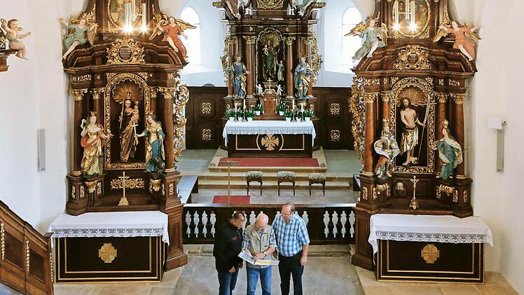 Klaus Löffelmann, Helmut Gunreben und Wolfgang Göppner "studieren" in der Anna-Kapelle die Vorbereitungschecklisten. Foto: Matthias Hoch