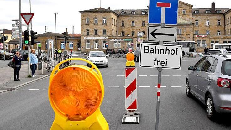 Wer aus der Luitpoldstraße zum Bahnhof in Bamberg will, darf das noch - ansonsten ist die Ludwigstraße in Richtung Zollnerstraße Sackgasse.  Foto: Ronald Rinklef