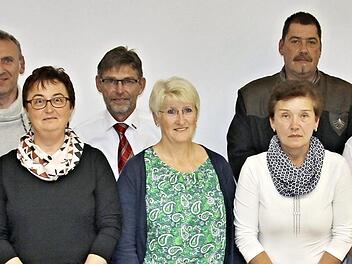 Diese elf Frauen und Männer (mit Kreisbereitschaftsleiterin Anne Grimmer, rechts) spendeten bereits 50 Mal ihr Blut. Fotos: Helmut Will