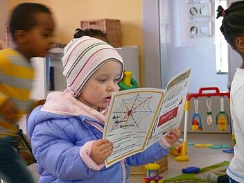 Die Kleinen stehen (mit ihren Familien natürlich) im Mittelpunkt beim Elternnetzwerk - auch wenn sie Angebote noch nicht lesen können...Sarah Steiner