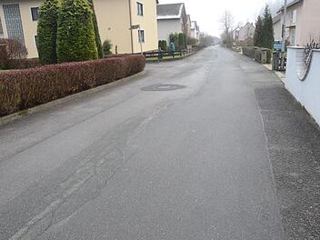 Die Badstraße in Rothenkirchen ist in einem maroden Zustand. Die Anwohner fordern die Sanierung.  Foto: K.- H. Hofmann