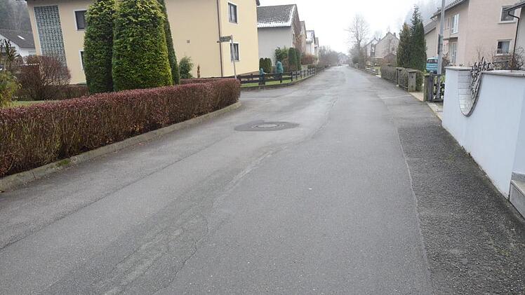 Die Badstraße in Rothenkirchen ist in einem maroden Zustand. Die Anwohner fordern die Sanierung.  Foto: K.- H. Hofmann