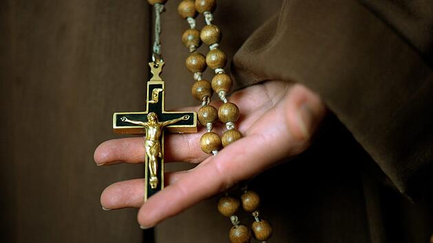 Zwischen 1946 und 2014 sollen sich 1670 deutsche Priester des sexuellen Missbrauchs schuldig gemacht haben. Die Daten entstammen einer 2018 ver&ouml;ffentlichten Studie, die von der Deutschen Bischofskonferenz in Auftrag gegeben wurde. Nun ersch&uuml;ttert ein neuer Missbrauchsfall aus Frankreich die &Ouml;ffentlichkeit. Symbolfoto: Arno Burgi/dpa