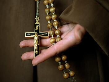 Zwischen 1946 und 2014 sollen sich 1670 deutsche Priester des sexuellen Missbrauchs schuldig gemacht haben. Die Daten entstammen einer 2018 ver&ouml;ffentlichten Studie, die von der Deutschen Bischofskonferenz in Auftrag gegeben wurde. Nun ersch&uuml;ttert ein neuer Missbrauchsfall aus Frankreich die &Ouml;ffentlichkeit. Symbolfoto: Arno Burgi/dpa