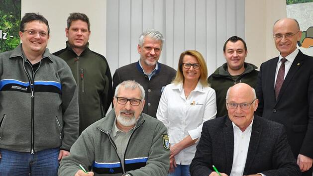 Forstoberrat J&uuml;rgen Hahn und FBG-Vorsitzender Wolfgang Borst (vorne von links) unterzeichneten die Kooperationsvereinbarung. Hinten von links: Forstliche Berater J&uuml;rgen Schaffhauser und Till Zimmmermann, Landtagsabgeordneter Steffen Vogel, die Gesch&auml;ftsf&uuml;hrerin der FBG, Birgitt Ulrich,, Forstlicher Berater Patrick Valtenmeier und Landrat Wilhelm Schneider. Martin Schweiger