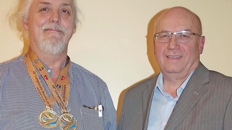 Vogelzüchter Horst Kretz (links) präsentiert seine WM-Medaillen. Mit ihm freut sich VZV-Vorsitzender Karl-Heinz Rehm über den größten Erfolg eines Mitglieds in der Vereinsgeschichte. Foto: Heike Schülein
