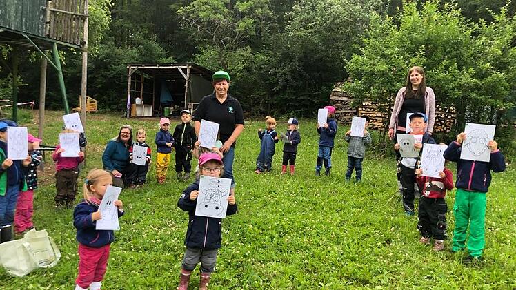 Die Kinder im Waldkindergarten zeigen ihre Tiermasken.