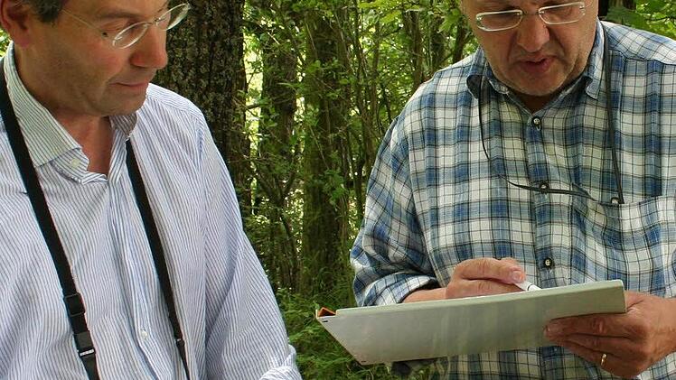 Peter Aichmüller und Bernd Zürner notieren die Daten, die sie zu den jeweiligen Bäumen erhoben haben.