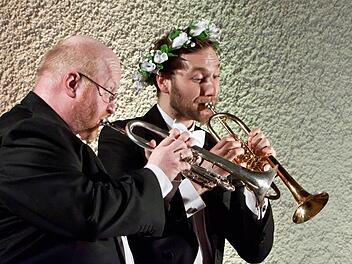 Brillante Trompeter, begabte Schauspieler: Hans Zellner (links) und Gergely Lucàcs begeisterten beim "Harmonic Brass"-Gastspiel in Rödental auch mit Ausschnitten aus Mendelssohns Musik zum "Sommernachtstraum".Foto: Jochen Berger