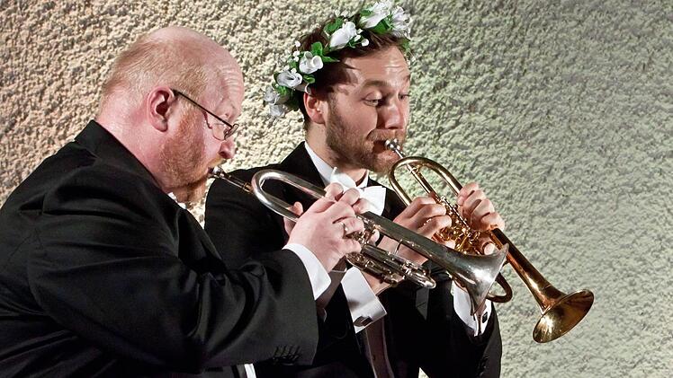Brillante Trompeter, begabte Schauspieler: Hans Zellner (links) und Gergely Lucàcs begeisterten beim "Harmonic Brass"-Gastspiel in Rödental auch mit Ausschnitten aus Mendelssohns Musik zum "Sommernachtstraum".Foto: Jochen Berger