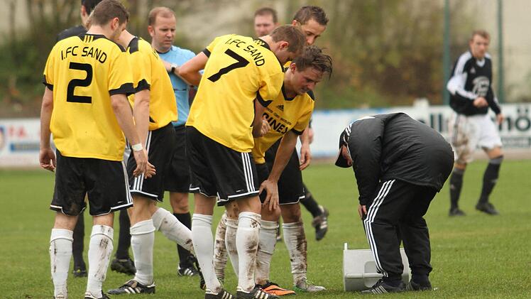 Auch wenn der Sander Sebastian Götz (Zweiter von rechts) hier wegen Verletzung ausgewechselt werden muss, sahen die Zuschauer eine faire Partie. Von links Andre Schmitt, Schiedsrichter Mirko Scheuplein, Andre Karmann, Daniel Rinbergas und Sebastian Götz.
