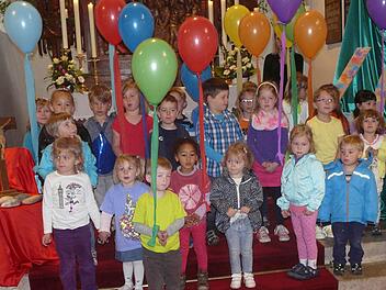 Mit bunten Luftballons feiern die Kinder in der Kirche.  Foto: Pöhlmann
