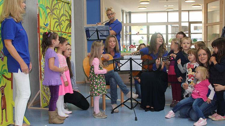 Die Buben und Mädchen mit ihren Erzieherinnen sangen und musizierten bei der Eröffnung der neuen Kindertagesstätte in Haßfurt.