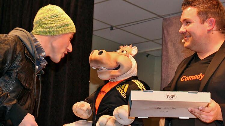 Eine "Speziale" für Amanda vom Pizzaboten Benedikt Schmitt bei ihrem Auftritt in Reiterswiesen. Foto: Werner Vogel