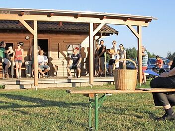 Theaterbühne mit einer Zuschauerin, die gar keine ist: Lilo Ziegler fungiert bei den Proben fürs Marktspiel als Regisseurin sowie als Souffleuse. Sie gibt Regieanweisungen wie diese: "Net die Händ falten, wenn's zum Bier geht!" Das Schönbrunner Sportheim wird für die Proben zum Staffelsteiner Rathaus, zahlreiche Schönbrunner Frauen, Kinder und Männer mimen die Staffelsteiner Bürger des Jahres 1130. Fotos: Matthias Einwag