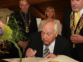 Ehrenbürger der Stadt Coburg: Otto Waldrich trägt sich ins Goldene Buch der Stadt ein. Neben Oberbürgermeister Norbert Tessmer, Zweiter Bürgermeisterin Birgit Weber und Drittem Bürgermeister Thomas Nowak applaudierte ihm eine große Zahl an Stadträten und Gästen. Fotos: Barbara Herbst