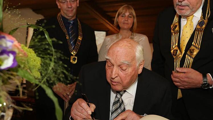 Ehrenbürger der Stadt Coburg: Otto Waldrich trägt sich ins Goldene Buch der Stadt ein. Neben Oberbürgermeister Norbert Tessmer, Zweiter Bürgermeisterin Birgit Weber und Drittem Bürgermeister Thomas Nowak applaudierte ihm eine große Zahl an Stadträten und Gästen. Fotos: Barbara Herbst