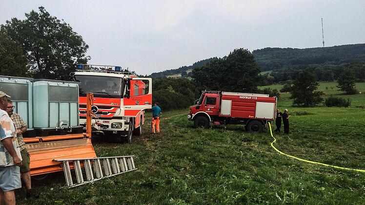 Weil die Wasserversorgung in Oberwildflecken im August an ihre Grenzen kam, musste auch die Unterstützung des Technischen Hilfswerkes und der örtlichen Feuerwehren herangezogen werden, um den Hochbehälter zu füllen.  Foto: Sebastian Sebald/ THW Bad Kissingen