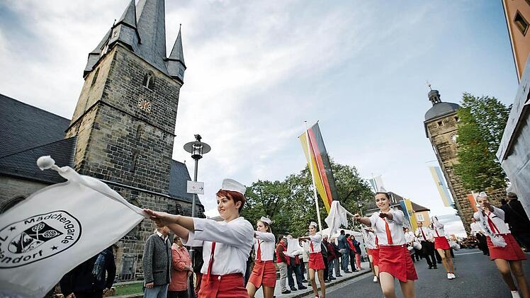 Vor dem Ambiente der Altstadt freuten sich Zuschauer über den Zug.