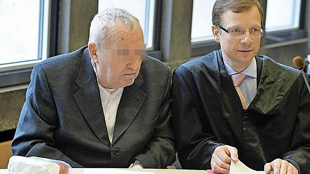 Helmut S. (links) mit seinem Anwalt Felix Leyde. Er forderte am Freitag Freispruch f&uuml;r seinen Mandanten. Foto: CT-Archiv / Ronald Rinklef