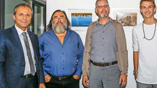 Die Erstplatzierten des "Blende 2016"-Wettbewerbs: stellvertretend für Bernd Haensel Josef Klör (2.v.l.), Alfred Hinrichs (M.) und Niklas Kroemer (2.v.r) mit Chefredakteur Frank Förtsch (l.) und Werner Bschorr (r.) von Mediamarkt. Foto: Matthias Hoch