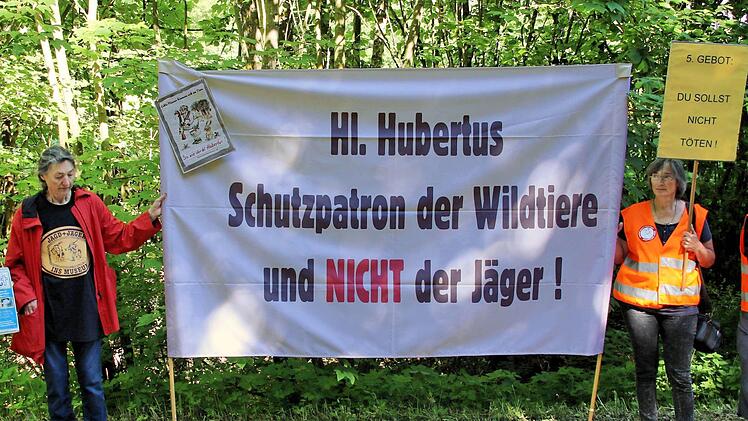 Protest gegen Jagd und Jäger: Diese Gruppe steht seit Jahren bei der Hubertusmesse unverdrossen bei der Talkirche, um gegen die Jagd zu protestieren. Foto: Dieter Britz