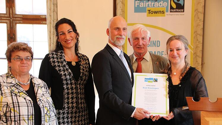 Die Stadträtinnen Martha Müller (von links), Christina Scheit, Ob Kay Blankenburg und Susanne Wahler-Göbel (rechts) bei der Verleihung der Fairtrade Town Urkunde durch Manfred Holz von Fairtrade Deutschland. Foto: Benedikt Borst