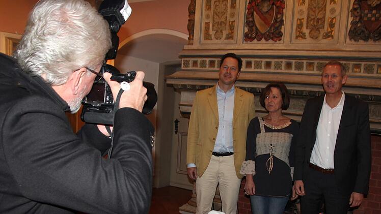 Dieses Trio stand am Freitagvormittag im Mittelpunkt: Hauptsponsor Stefan Rösler, Gaby Heyder vom Veranstaltungsdienst Bamberg und Hermann Freiherr von Rotenhan als Hausherr (im Bild von links).   Foto: Ralf Kestel