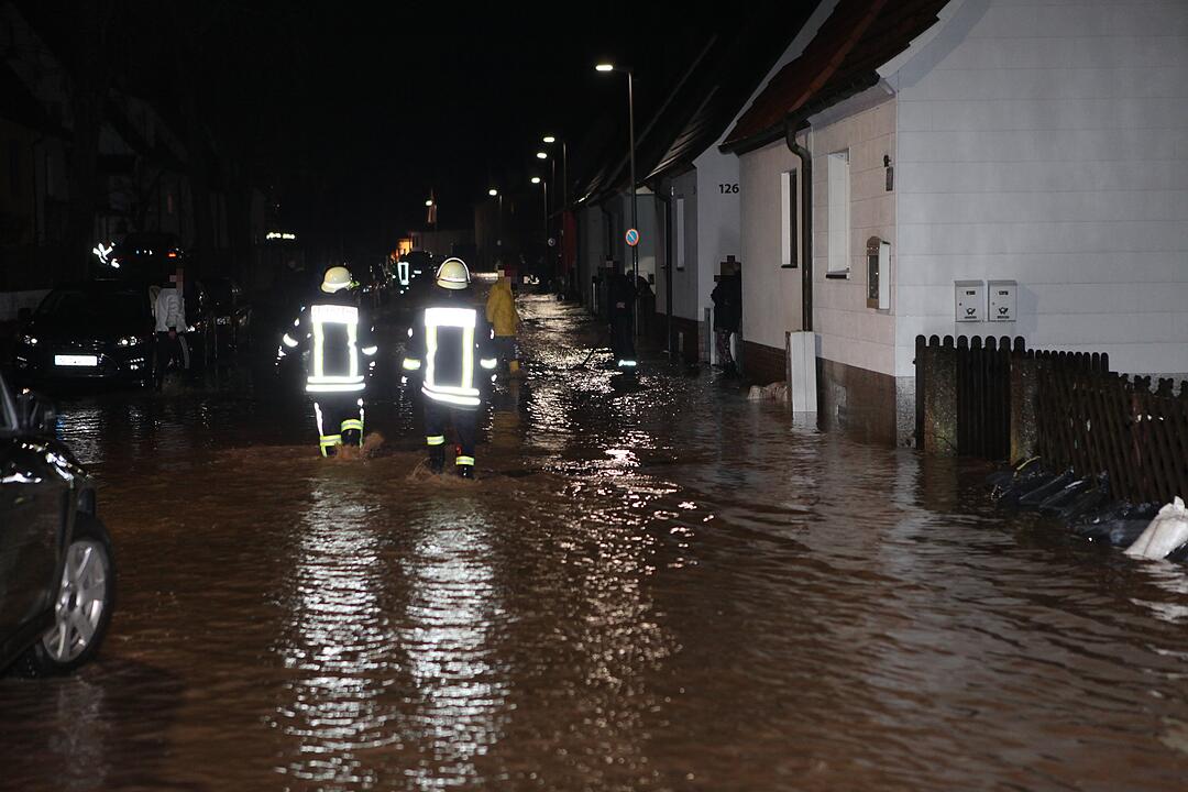 Hochwasser in Franken: In der Nacht zum Freitag kam es in Ansbach zu teils schweren Überschwemmungen
