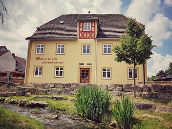 Das Spitalhaus zeigt sich von der Lauter aus gesehen von seiner schönsten Seite.  Fotos: Tobias Kindermann