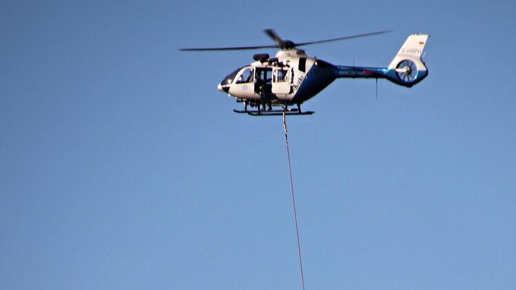 Der Löschhubschrauber wirft "Wasserbomben" ab.Helmut Will