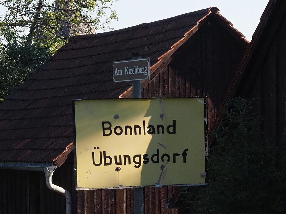 Das verlassene Dorf Bonnland darf bei einer Wanderung durch den Truppenübungsplatz Hammelburg nicht fehlen. Foto: Jürgen Schmitt