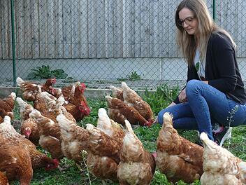 Michaela Dobeneck im Freilauf des "Chicken Palace", dem 2015 gebauten, Bioland-zertifizierten Hühnerstall für bis zu 150 Hühner.