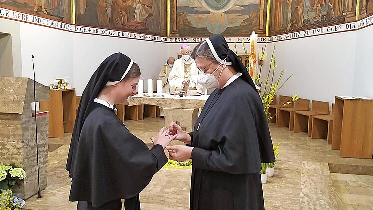 Schwester Veronika erhält von der Kongregationsleiterin Schwester Regina (rechts) den Ring mit dem franziskanischen Signet – ein Zeichen der nie endenden Treue Gottes.