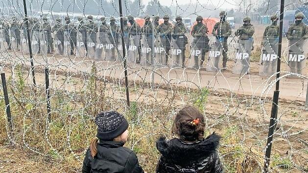 14. November 2021. Fl&uuml;chtlingskinder stehen an der gesperrten polnischen Grenze.