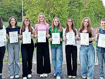 Ehrungen bei der EU-KA-GE: (von links) Jasmin Erhard, Emilia Röder, Hanna Huppmann, Eva Wieber, Samira Hallhuber, Marie Klingspies, Jule Zirwick, Lina Betz, Felix Huppmann und Dieter Diez.