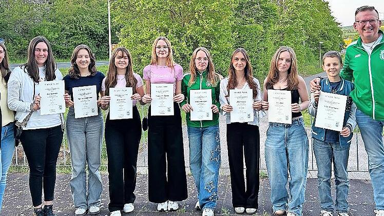 Ehrungen bei der EU-KA-GE: (von links) Jasmin Erhard, Emilia Röder, Hanna Huppmann, Eva Wieber, Samira Hallhuber, Marie Klingspies, Jule Zirwick, Lina Betz, Felix Huppmann und Dieter Diez.