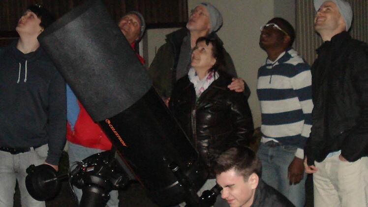 Beim Seminar für Astronomie blickt Louis durch das Teleskop. Seminarleiter David Beyfuß (rechts) erklärt, was am Himmel zu sehen ist. Archivfoto: Laura Ebert