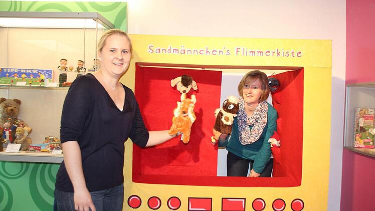 Jana Burkart (links) und Christine Spiller teilen sich die Leiterinnenstelle im Puppenmuseum. Das Zusammenspiel klappt. Fotos: Helke Renner