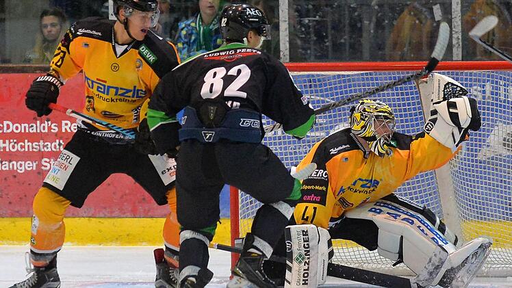 HEC-Stürmer Michael Max Cejka (Mitte) prüfte hier Sonthofens Goalie Martin Morczinietz, der aber eine tadellose Leistung ablieferte und vor allem im Mitteldrittel reihenweise Schüsse entschärfte. Foto: Picturedreams