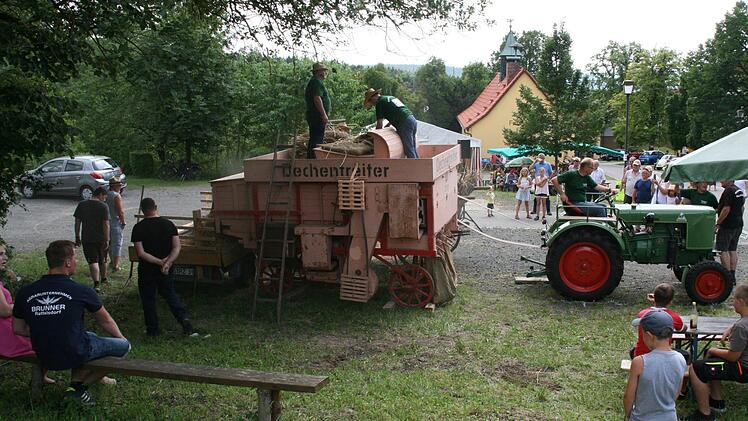 Die Dreschmaschine wird von einem Fendt Dieselross angetrieben. Foto: Janina Reuter